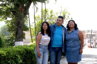 Boşanmış bekar baba, genç esmer Latin kızlarıyla parkta vakit geçiriyor. Babalar Günü 'nü mutlu kutluyorlar.