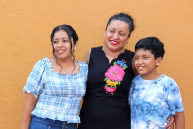 Latin kızı ve koyu tenli oğluyla bekar anne sevgilerini gösterip hafta sonları ve tatillerde kaliteli zaman geçiriyorlar.