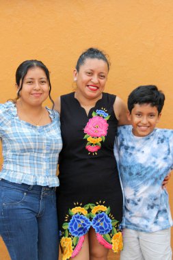 Latin kızı ve koyu tenli oğluyla bekar anne sevgilerini gösterip hafta sonları ve tatillerde kaliteli zaman geçiriyorlar.