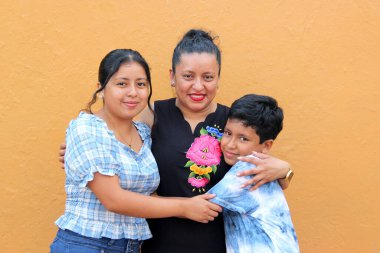 Latin kızı ve koyu tenli oğluyla bekar anne sevgilerini gösterip hafta sonları ve tatillerde kaliteli zaman geçiriyorlar.