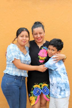 Latin kızı ve koyu tenli oğluyla bekar anne sevgilerini gösterip hafta sonları ve tatillerde kaliteli zaman geçiriyorlar.