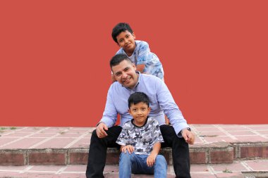 Boşanmış bekar baba, koyu tenli iki Latin çocuğuyla oynuyor ve Babalar Günü 'nü kaliteli bir şekilde kutluyor.