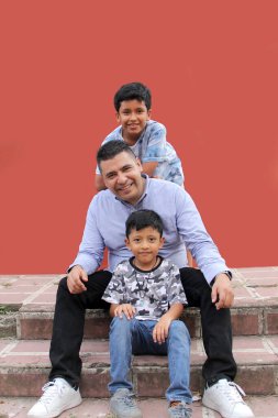 Boşanmış bekar baba, koyu tenli iki Latin çocuğuyla oynuyor ve Babalar Günü 'nü kaliteli bir şekilde kutluyor.