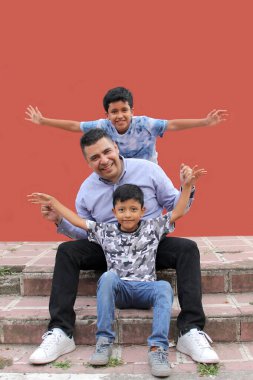 Boşanmış bekar baba, koyu tenli iki Latin çocuğuyla oynuyor ve Babalar Günü 'nü kaliteli bir şekilde kutluyor.