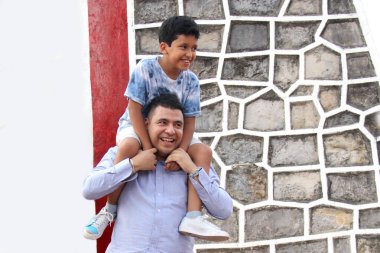 Boşanmış bekar baba ve 10 yaşındaki Latin oğlu Babalar Günü 'nü birlikte geçiriyorlar.