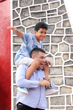 Boşanmış bekar baba ve 10 yaşındaki Latin oğlu Babalar Günü 'nü birlikte geçiriyorlar.