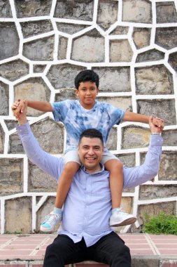 Boşanmış bekar baba ve 10 yaşındaki Latin oğlu Babalar Günü 'nü birlikte geçiriyorlar.