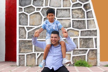 Boşanmış bekar baba ve 10 yaşındaki Latin oğlu Babalar Günü 'nü birlikte geçiriyorlar.