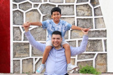 Boşanmış bekar baba ve 10 yaşındaki Latin oğlu Babalar Günü 'nü birlikte geçiriyorlar.