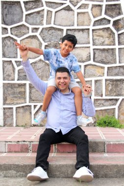 Boşanmış bekar baba ve 10 yaşındaki Latin oğlu Babalar Günü 'nü birlikte geçiriyorlar.