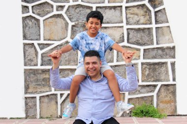 Boşanmış bekar baba ve 10 yaşındaki Latin oğlu Babalar Günü 'nü birlikte geçiriyorlar.