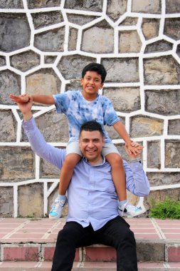 Boşanmış bekar baba ve 10 yaşındaki Latin oğlu Babalar Günü 'nü birlikte geçiriyorlar.