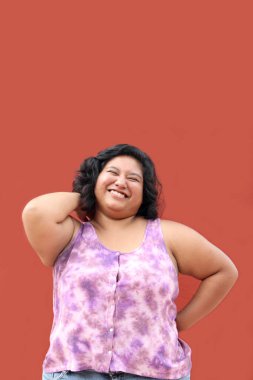 20 yaşındaki genç esmer kadın gerilim ve kötü duruş nedeniyle sırt, omurga ve boyun ağrısından muzdarip.