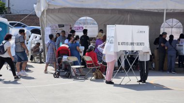 Mexico City, Mexico - 2 Haziran 2024 Meksika cumhurbaşkanlığı seçimi günü Morena partisi Claudia Sheibaum ile kazandı.