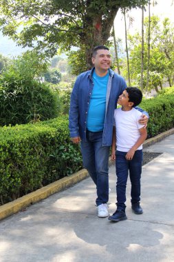 Boşanmış bekar bir baba, 10 yaşındaki karanlık Latin oğluyla parkta yürüyor. Birlikte iyi vakit geçiriyor ve Babalar Günü 'nü kutluyor.