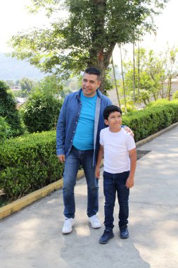 Boşanmış bekar bir baba, 10 yaşındaki karanlık Latin oğluyla parkta yürüyor. Birlikte iyi vakit geçiriyor ve Babalar Günü 'nü kutluyor.