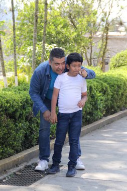 Boşanmış bekar bir baba, 10 yaşındaki karanlık Latin oğluyla parkta yürüyor. Birlikte iyi vakit geçiriyor ve Babalar Günü 'nü kutluyor.