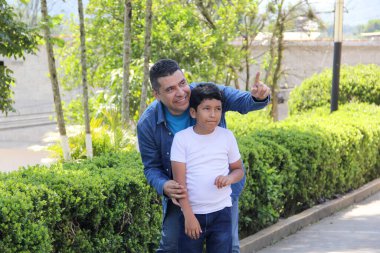 Boşanmış bekar bir baba, 10 yaşındaki karanlık Latin oğluyla parkta yürüyor. Birlikte iyi vakit geçiriyor ve Babalar Günü 'nü kutluyor.