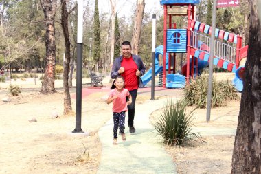 Boşanmış bekar baba, dikkat eksikliği hiperaktivite bozukluğu olan 5 yaşındaki esmer Latin kızıyla parkta dolanıp duruyor.