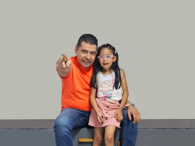 Boşanmış bekar baba ve 4 yaşındaki esmer Latin kızı birlikte vakit geçiriyorlar. Babalar Günü 'nü kutluyorlar.