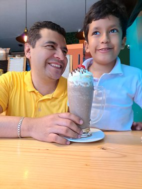 Boşanmış bekar bir baba ve 9 yaşındaki oğlu kahve dükkanında milkshake içip babalar gününü mutlu kutluyorlar.