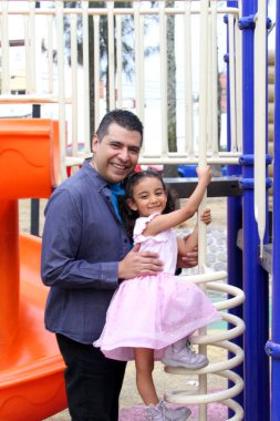 Boşanmış bekar baba, 4 yaşındaki kızı Latin esmerle oynuyor. Kıvırcık saçlı. Parkta kaliteli zaman geçiriyorlar.