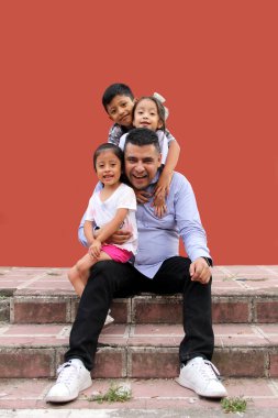 İki kızı ve bir oğlu olan yalnız bir babanın Latin ailesi mutlular ve yoksulluk günlerini kutluyorlar.