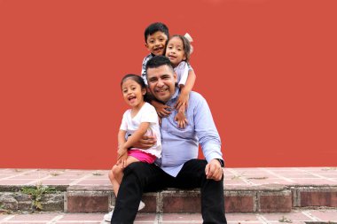 İki kızı ve bir oğlu olan yalnız bir babanın Latin ailesi mutlular ve yoksulluk günlerini kutluyorlar.