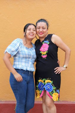 40 yaşında bekar bir anne ve 20 yaşındaki kızı sevgilerini kucaklayarak gösteriyorlar ve birlikte geçirdikleri zamanı kutluyorlar.