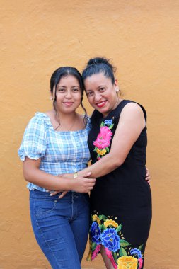 40 yaşında bekar bir anne ve 20 yaşındaki kızı sevgilerini kucaklayarak gösteriyorlar ve birlikte geçirdikleri zamanı kutluyorlar.