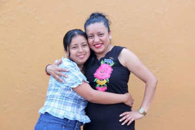 40 yaşında bekar bir anne ve 20 yaşındaki kızı sevgilerini kucaklayarak gösteriyorlar ve birlikte geçirdikleri zamanı kutluyorlar.