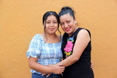 40 yaşında bekar bir anne ve 20 yaşındaki kızı sevgilerini kucaklayarak gösteriyorlar ve birlikte geçirdikleri zamanı kutluyorlar.