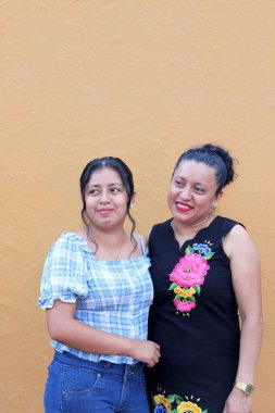 40 yaşında bekar bir anne ve 20 yaşındaki kızı sevgilerini kucaklayarak gösteriyorlar ve birlikte geçirdikleri zamanı kutluyorlar.