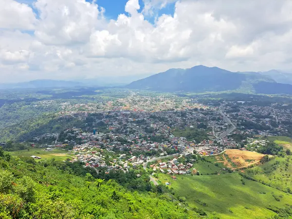 Meksika 'nın Puebla eyaletinin kuzey dağlarındaki sihirli Xicotepec kasabasının panoramik manzarası