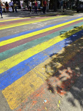Mexico City, Mexico - 12 Haziran 2024: CDMX 'in Zona Rosa' sında gey bayrağının renkleriyle yaya geçidi, LGBTQ + topluluğunun buluşma yeri
