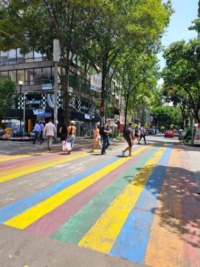 Mexico City, Mexico - 12 Haziran 2024: CDMX 'in Zona Rosa' sında gey bayrağının renkleriyle yaya geçidi, LGBTQ + topluluğunun buluşma yeri