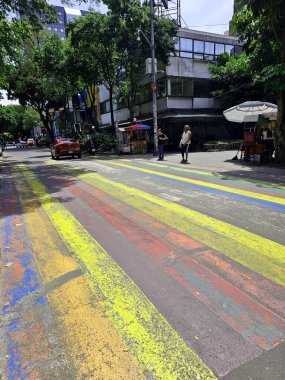 Mexico City, Mexico - 12 Haziran 2024: CDMX 'in Zona Rosa' sında gey bayrağının renkleriyle yaya geçidi, LGBTQ + topluluğunun buluşma yeri