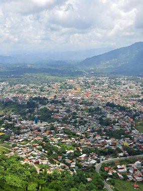 Meksika 'nın Puebla eyaletinin kuzey dağlarındaki sihirli Xicotepec kasabasının panoramik manzarası