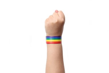 Gey bayrağının gökkuşağı renginde bileziği olan bir el, LGBTQ + topluluğunu temsil eden bir sembol.