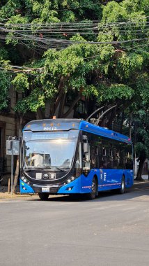 Mexico City, Mexico - 9 Mayıs 2024: CDMX Trolleybus elektrik enerjisini aldığı kablolarla çalışan bir elektrik otobüsüdür.