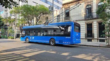 Mexico City, Mexico - 9 Mayıs 2024: CDMX Trolleybus elektrik enerjisini aldığı kablolarla çalışan bir elektrik otobüsüdür.