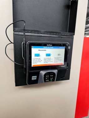 Meksika Eyaleti, Meksika - 8 Mayıs 2024: Costco Benzin İstasyonu kalite yakıt satar, güvenlik ve çevre düzenlemelerine uyarak ortaklara ve müşterilere yardım eder