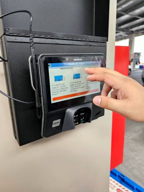 Meksika Eyaleti, Meksika - 8 Mayıs 2024: Costco Benzin İstasyonu kalite yakıt satar, güvenlik ve çevre düzenlemelerine uyarak ortaklara ve müşterilere yardım eder