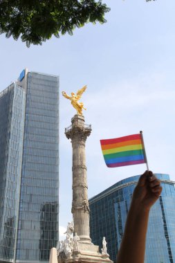 LGBTQIA + bayrağı CDMX sokaklarında eşcinsellerin gururunu sembolize eden gökkuşağının renkleriyle