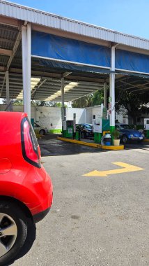 Meksika Eyaleti, Meksika - 18 Haziran 2024: Araç doğrulamasının, atmosfer kirliliğinin yüksek oranlarını azaltmaya çalışan kirletici emisyonları bilmesi için onaylanması