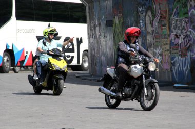 Mexico City, Mexico - 12 Haziran 2024: CDMX 'te dolaşan motosiklet sayısı artıyor, kentteki kronik trafik kaosu ve kazaları şiddetlendiriyor
