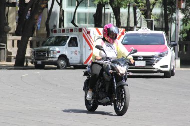 Mexico City, Mexico - 12 Haziran 2024: CDMX 'te dolaşan motosiklet sayısı artıyor, kentteki kronik trafik kaosu ve kazaları şiddetlendiriyor