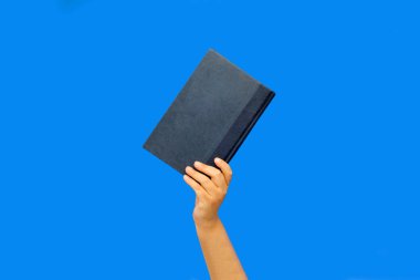 Okuma dili geliştirme, konsantrasyonu güçlendirme, hayal gücünü besleme, sözlü ve yazılı ifadeyi geliştirme avantajına sahiptir.