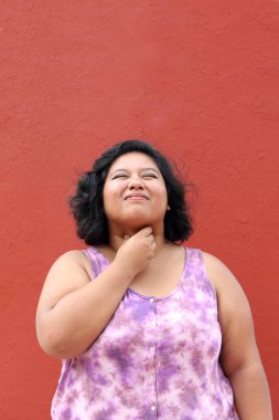 Genç esmer, Latin bir kadın. 20 yaşında, boğaz ağrısı çekiyor ve bakteri ya da virüs enfeksiyonu yüzünden öksürüyor.