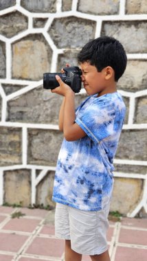 10 yaşındaki esmer tenli Latin çocuk profesyonel bir kamera kullanmayı öğreniyor. Rüyalar ve hayaller. Yetişkin olarak çalışmayı hayal ediyor.